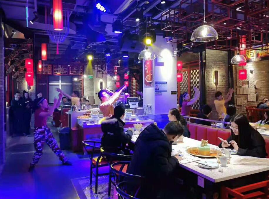 吃火鍋千萬別把毛肚倒進鍋內煮，燙著吃才更脆！