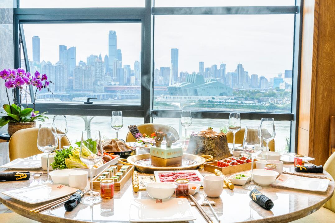 恭喜朝天門餐飲控股集團(tuán)榮獲中國(guó)餐飲百?gòu)?qiáng)企業(yè)第八名！