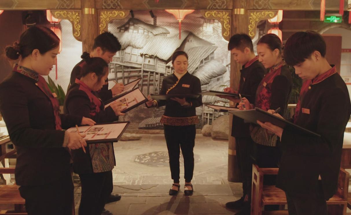 又一服務員被逼下跪！餐飲人的尊嚴誰來維護？